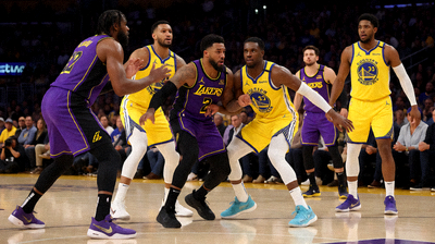 NBA常规赛湖人对阵勇士激烈比赛现场照片