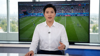 体育直播演播室主持人正在解说比赛，大屏幕显示赛事画面